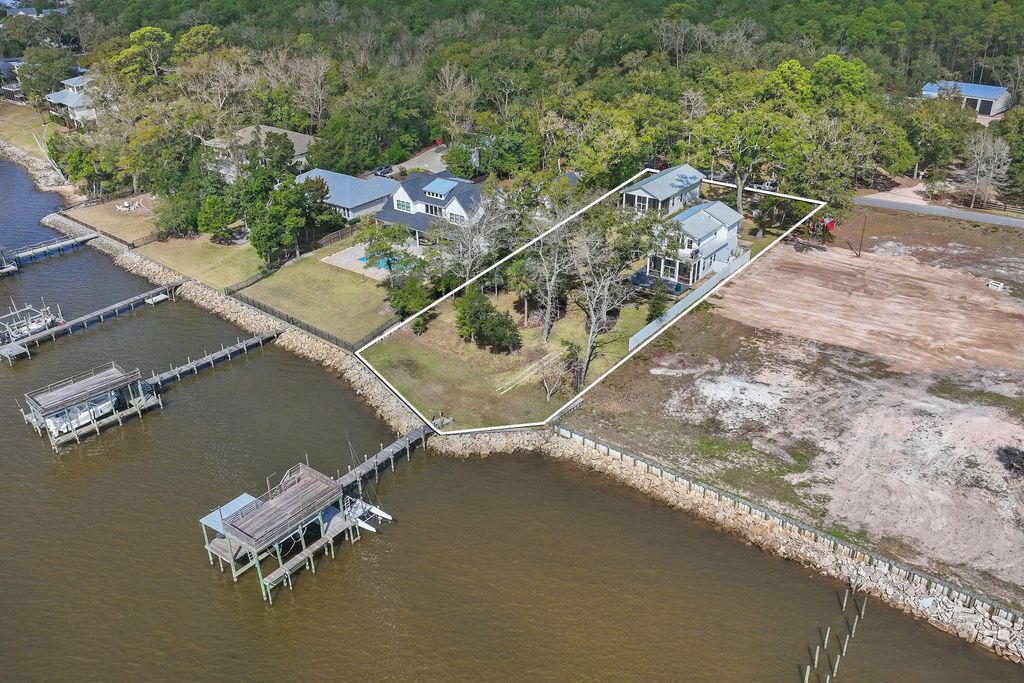 315 Red Barn Road, Freeport