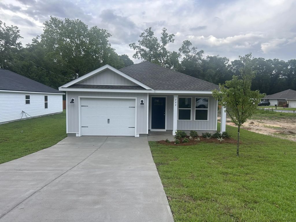 742 E Chestnut Avenue, Crestview