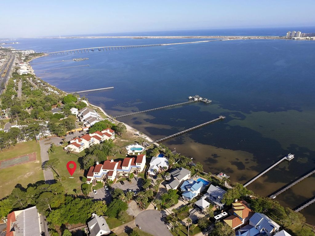 8265 Navarre Parkway, Navarre