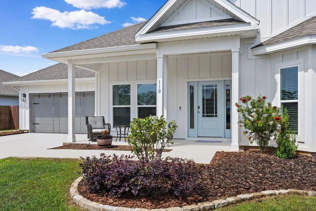 110 E Oak Trees Lane, Freeport