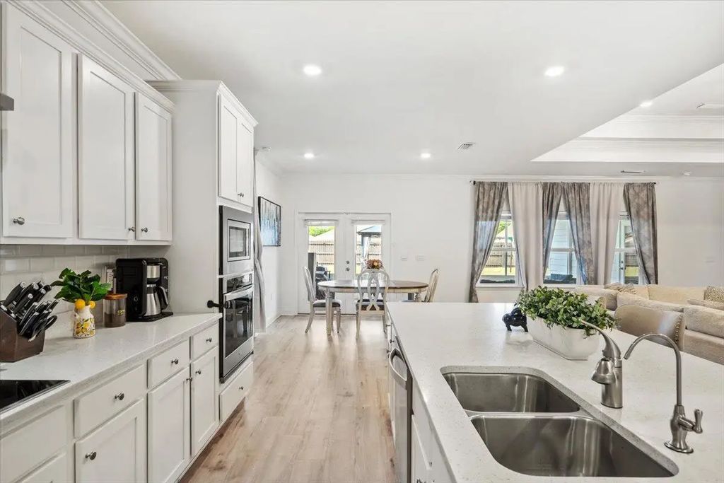 38 of 47 - 110 E Oak Trees Lane, Freeport, FL