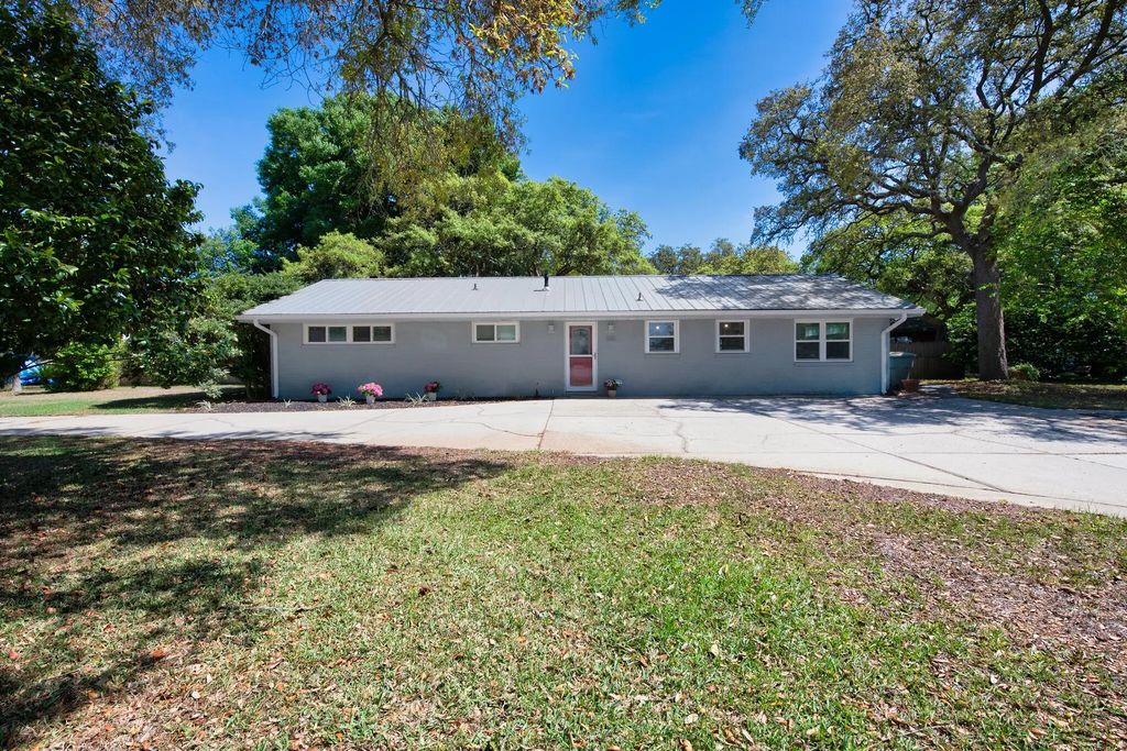 300 Nw Leah Miller Drive, Fort Walton Beach
