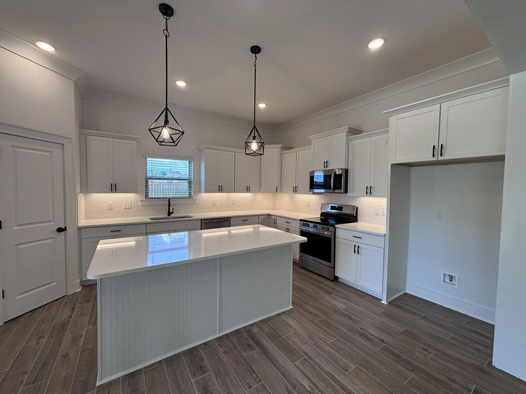 9 of 31 - 7 E Tweet Street, Freeport, FL
