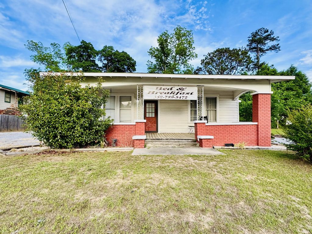 472 Claxton Avenue, Elba