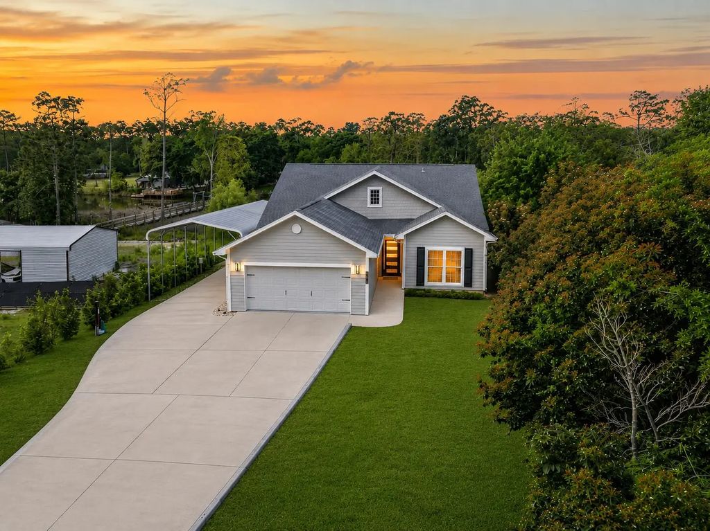 198 Waterside Lane, Freeport