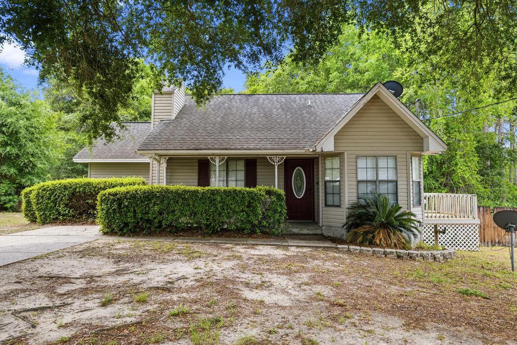 207 W Pinoak Court, Crestview