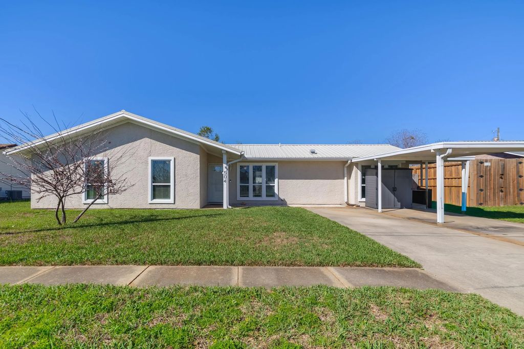 504 E Pine Forest Drive, Lynn Haven