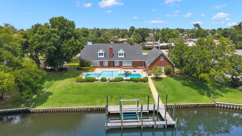 2806 Canal Drive, Panama City