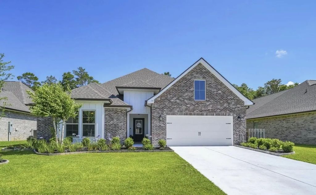 77 Constellation Avenue, Freeport