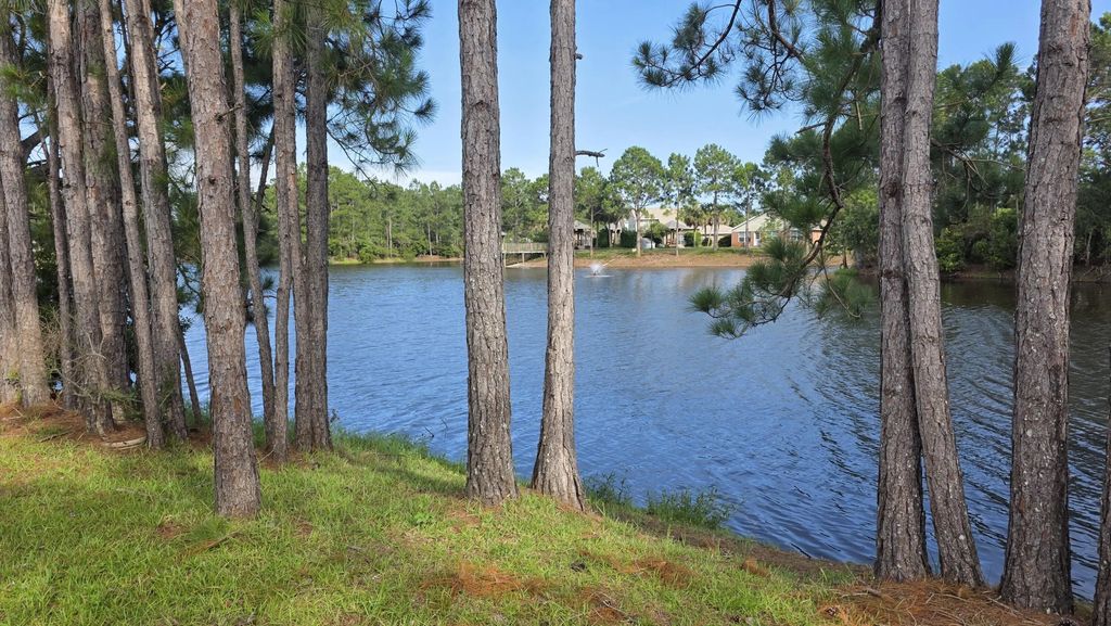 10020 Parker Lake Circle, Navarre