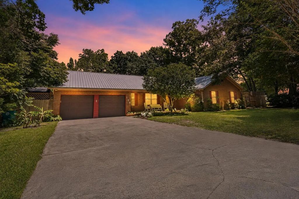 128 Twin Oak Drive, Crestview