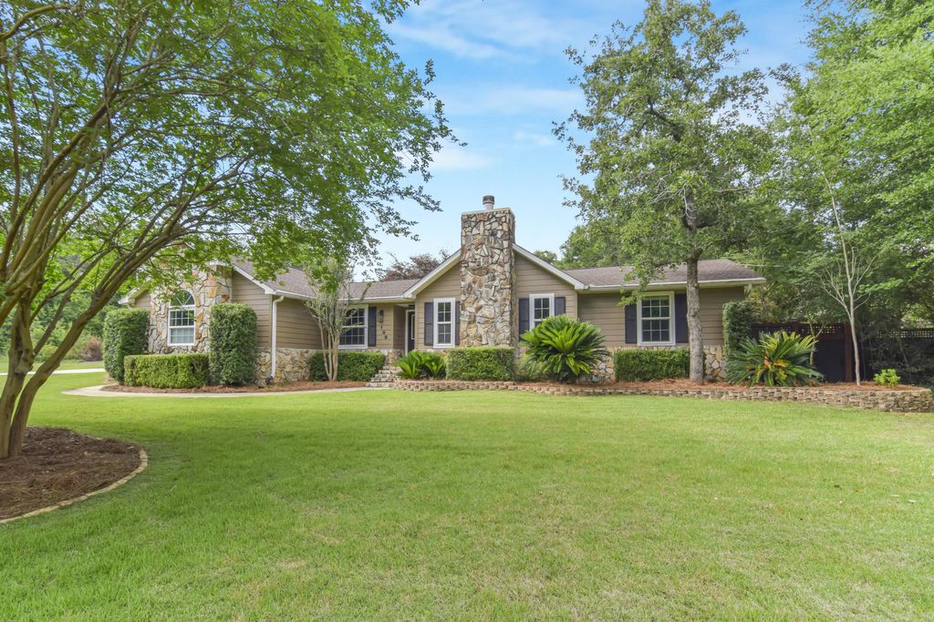 106 Eagle Court, Crestview