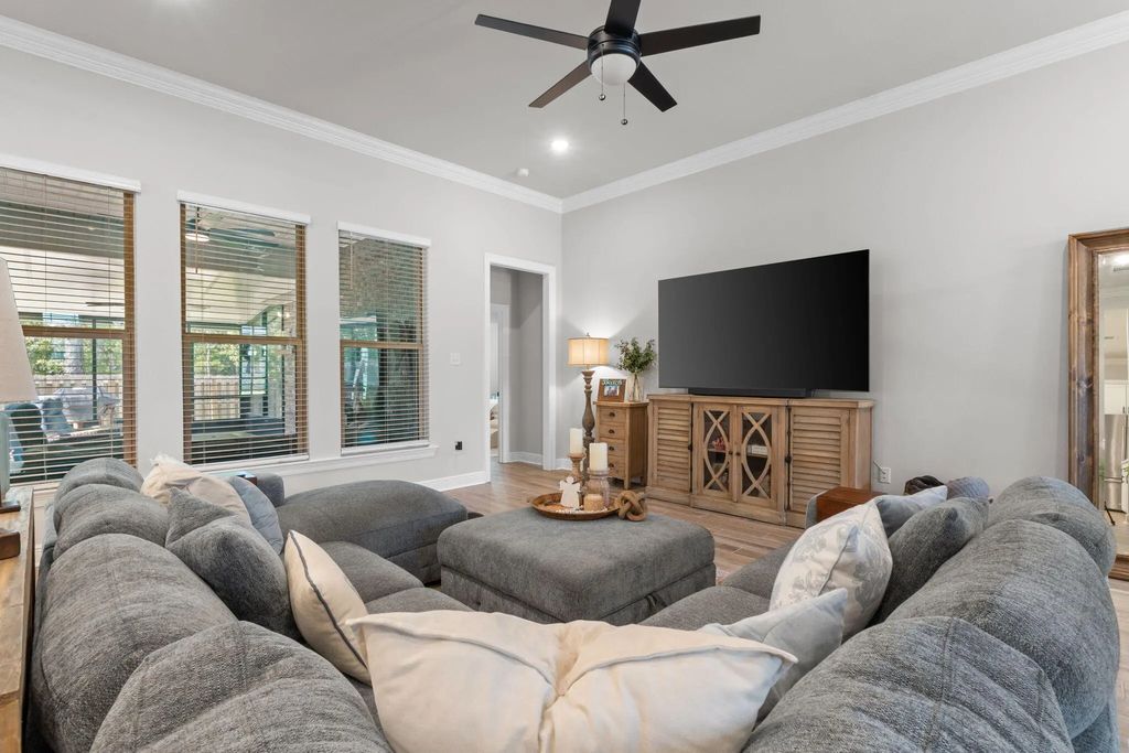 9 of 124 - 518 E Tweet Street, Freeport, FL