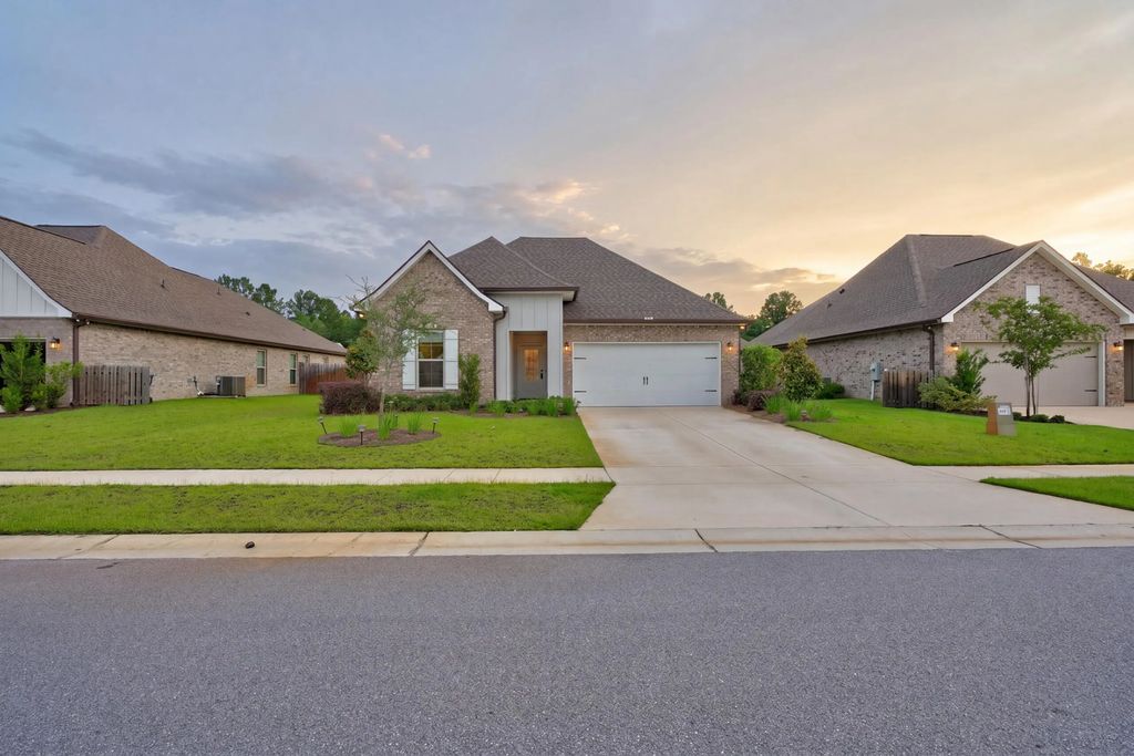 75 E Apollo Avenue, Freeport
