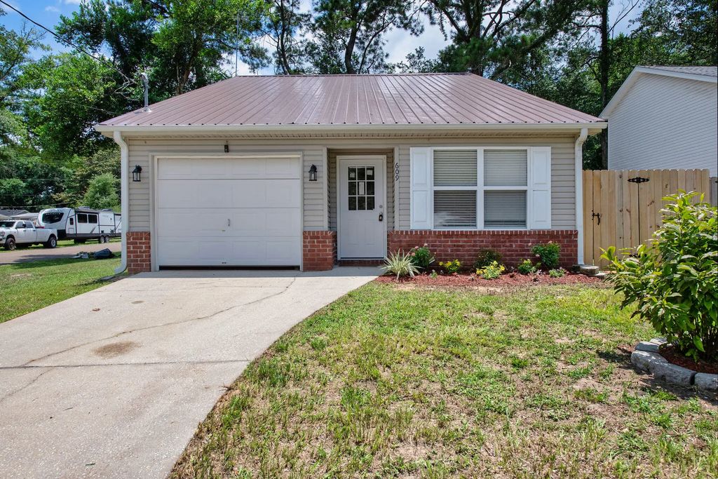 609 E Edney Avenue, Crestview