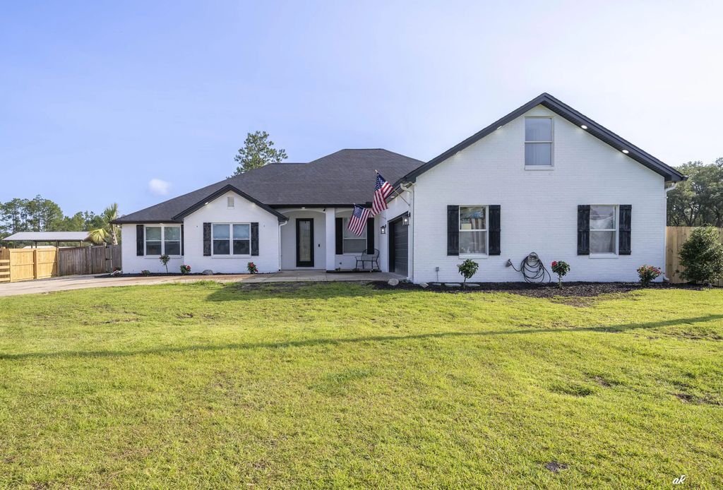 221 White Oaks Boulevard, Southport