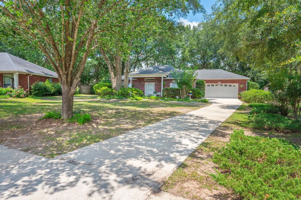 5810 Hilary Street, Crestview