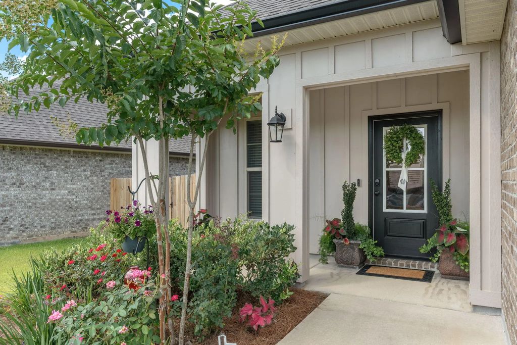 3 of 38 - 160 Hydrangea Boulevard, Freeport, FL