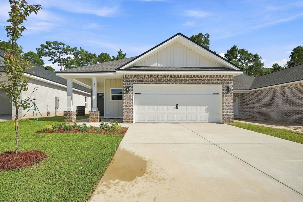 104 Horizon Way, Crestview