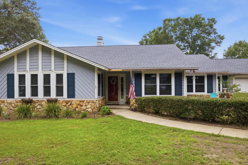 406 Greenwood Way, Niceville