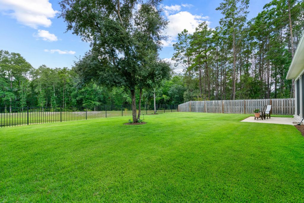 102 Shimmer Circle, Freeport