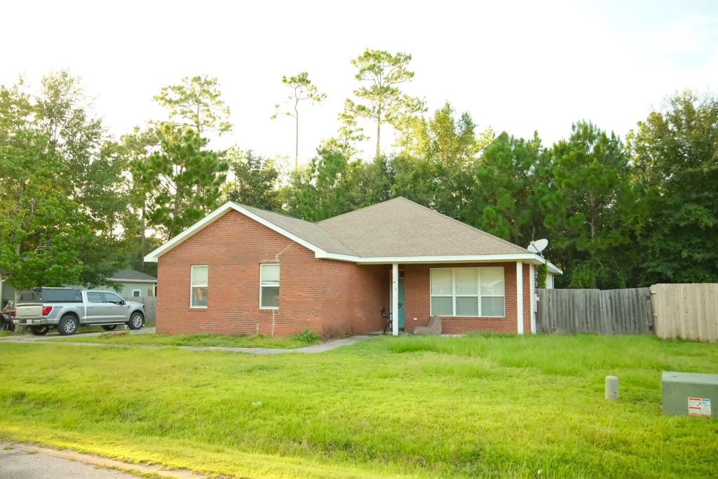 110 Village Lane, Freeport