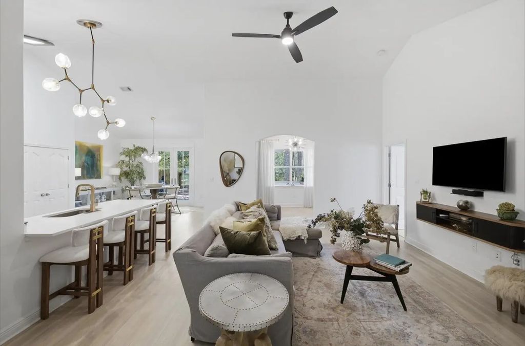 7 of 27 - 401 Symphony Way, Freeport, FL