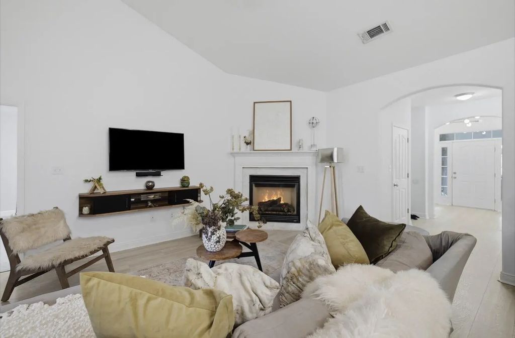 8 of 27 - 401 Symphony Way, Freeport, FL