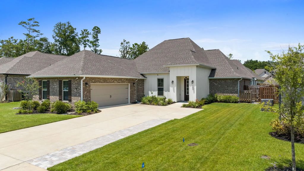 148 Flora Lane, Freeport