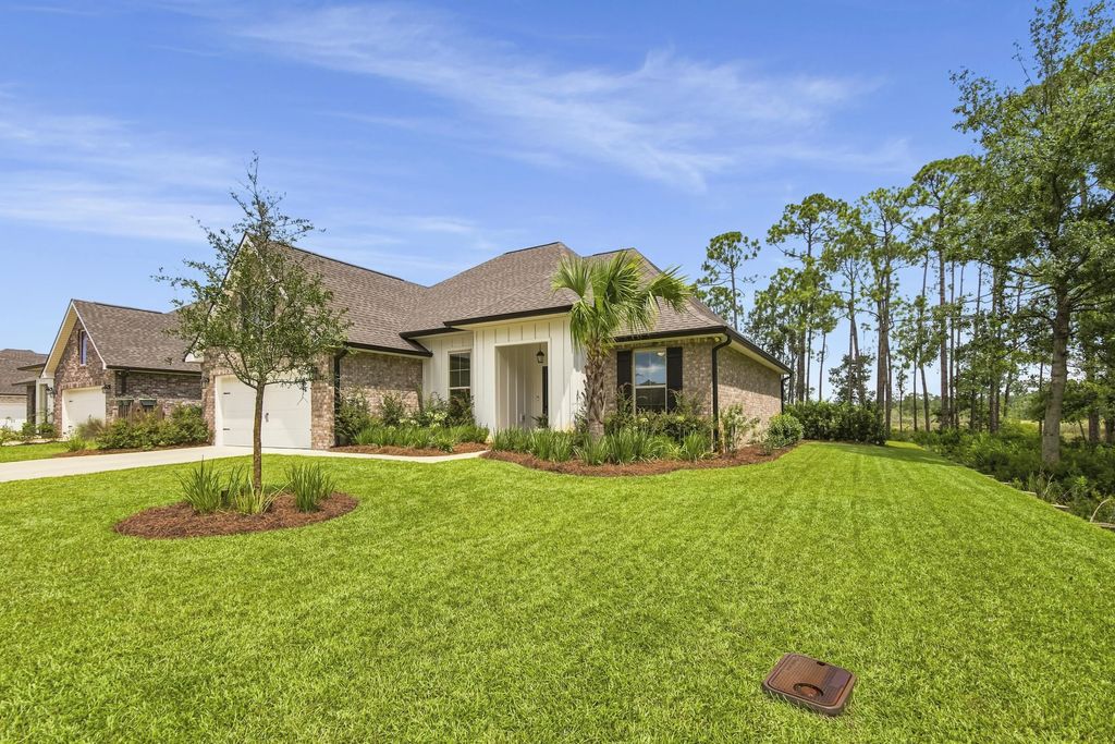 395 Constellation Avenue, Freeport