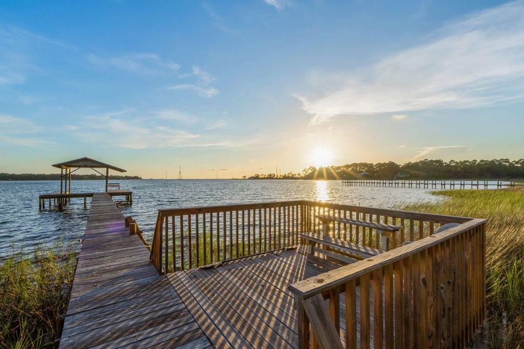 7107 Wells Avenue, Navarre