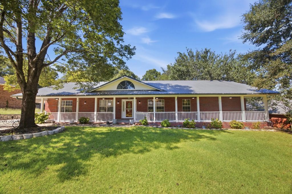 111 Arapaho Trail, Crestview