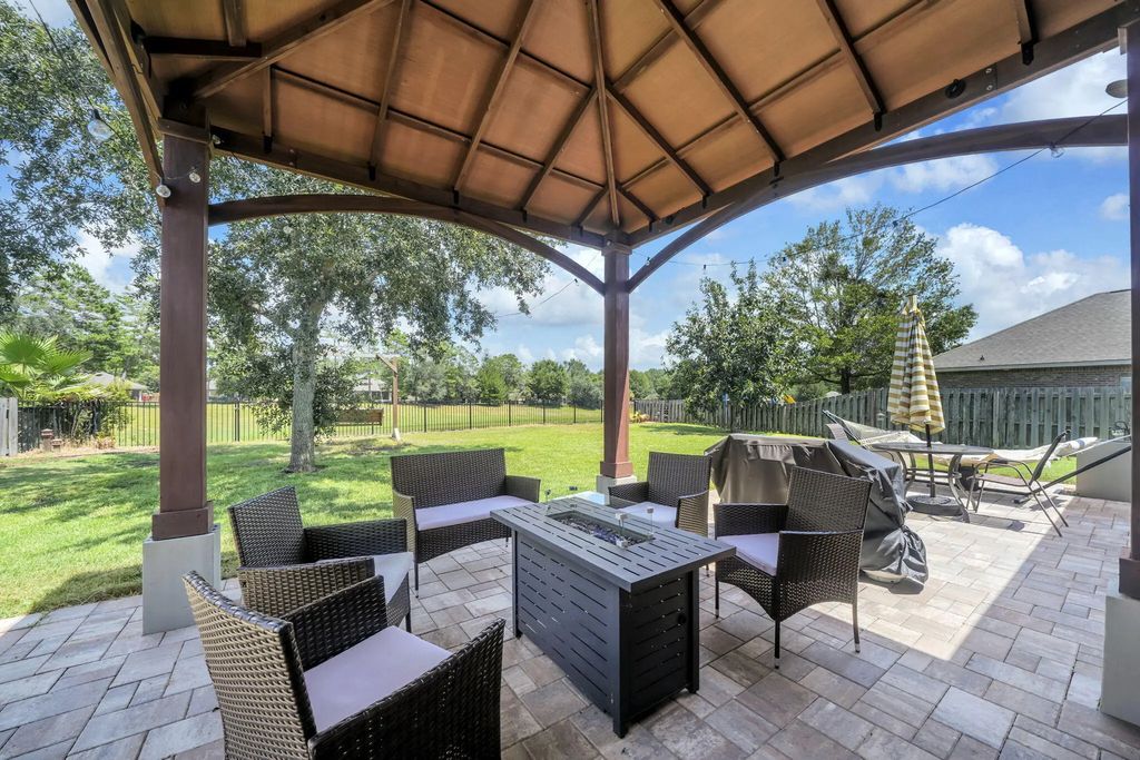 163 Camellia Court, Freeport