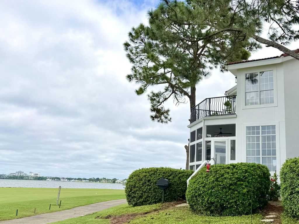 32 Vantage Point, Miramar Beach