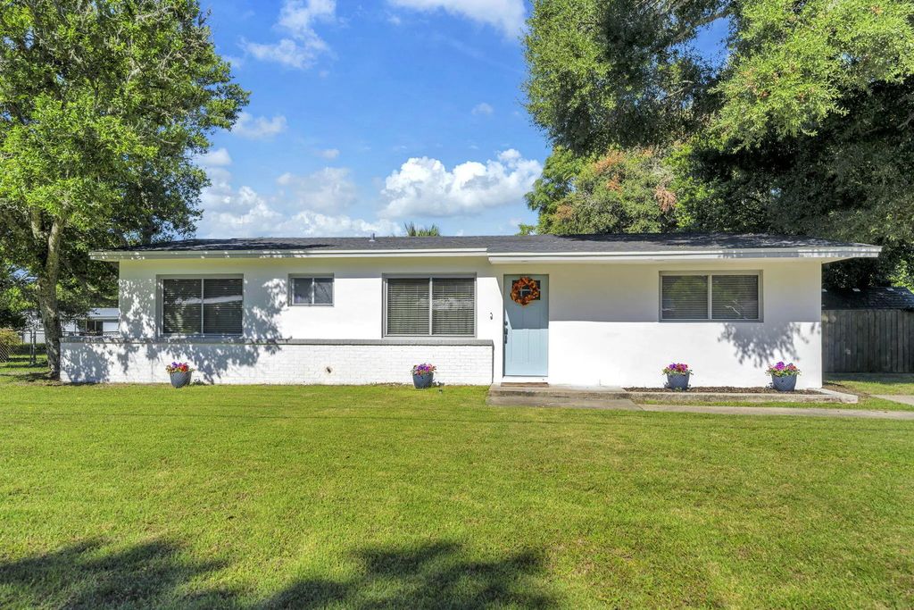 415 Avon Lane, Mary Esther