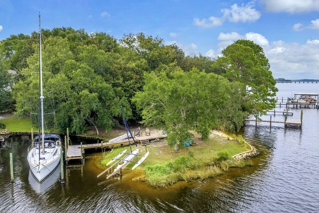 402 Tiger Pointe Drive, Niceville