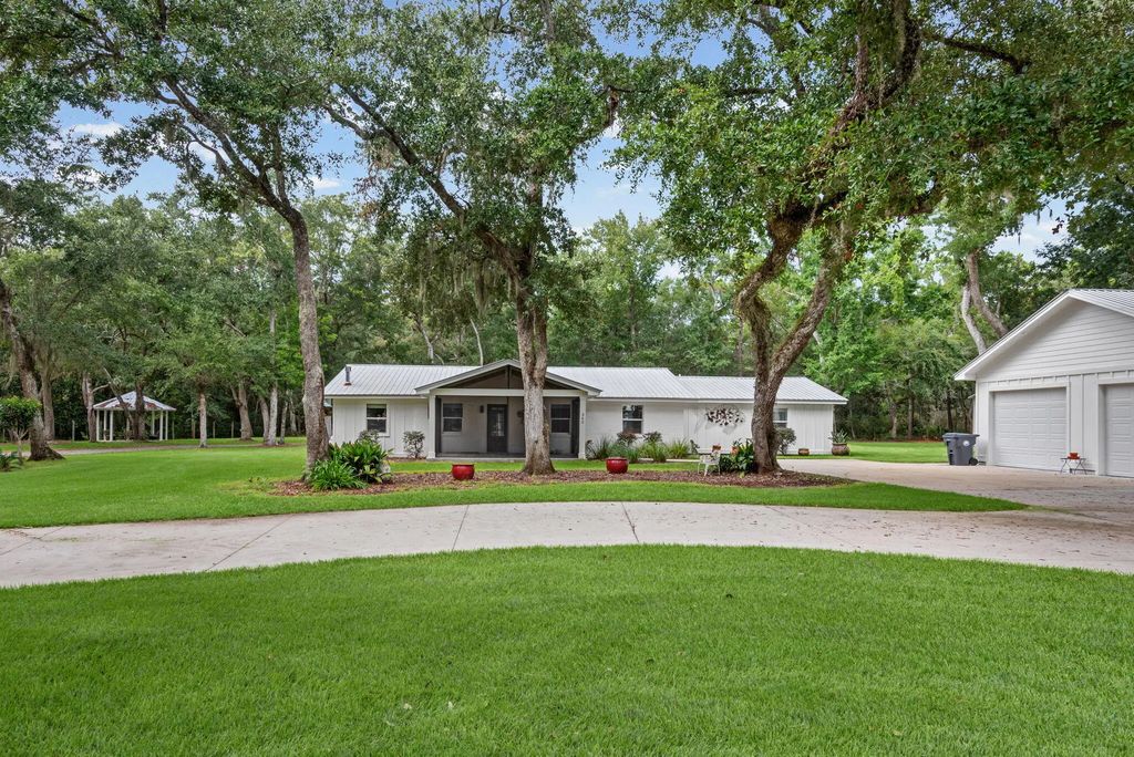362 Red Barn Road, Freeport