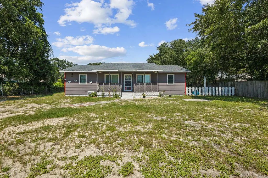 8164 3rd Street, Navarre