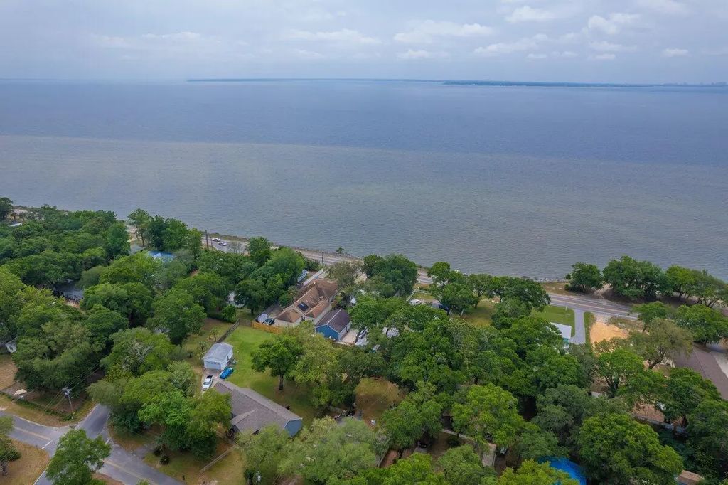 4 of 5 - 237 Mimosa Drive, Freeport, FL