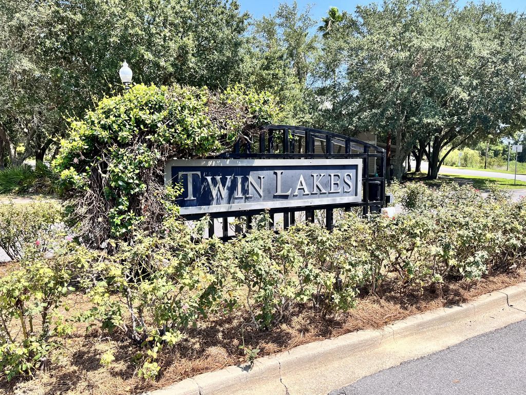 221 Twin Lakes Lane, Destin