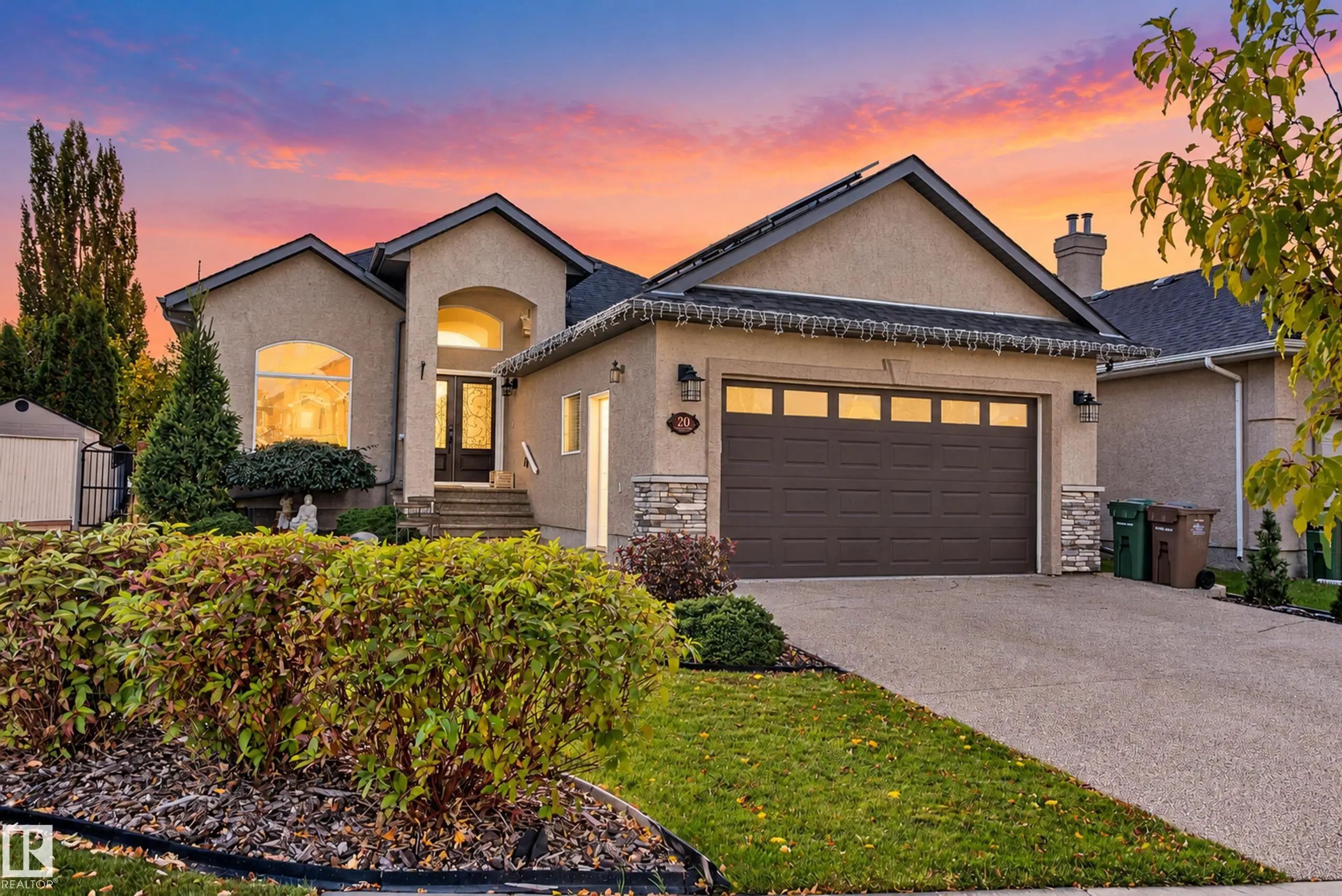 Photo for MLS®# E4511882 - home for sale at 20 Kingsmoor Close, Kingswood, St. Albert AB