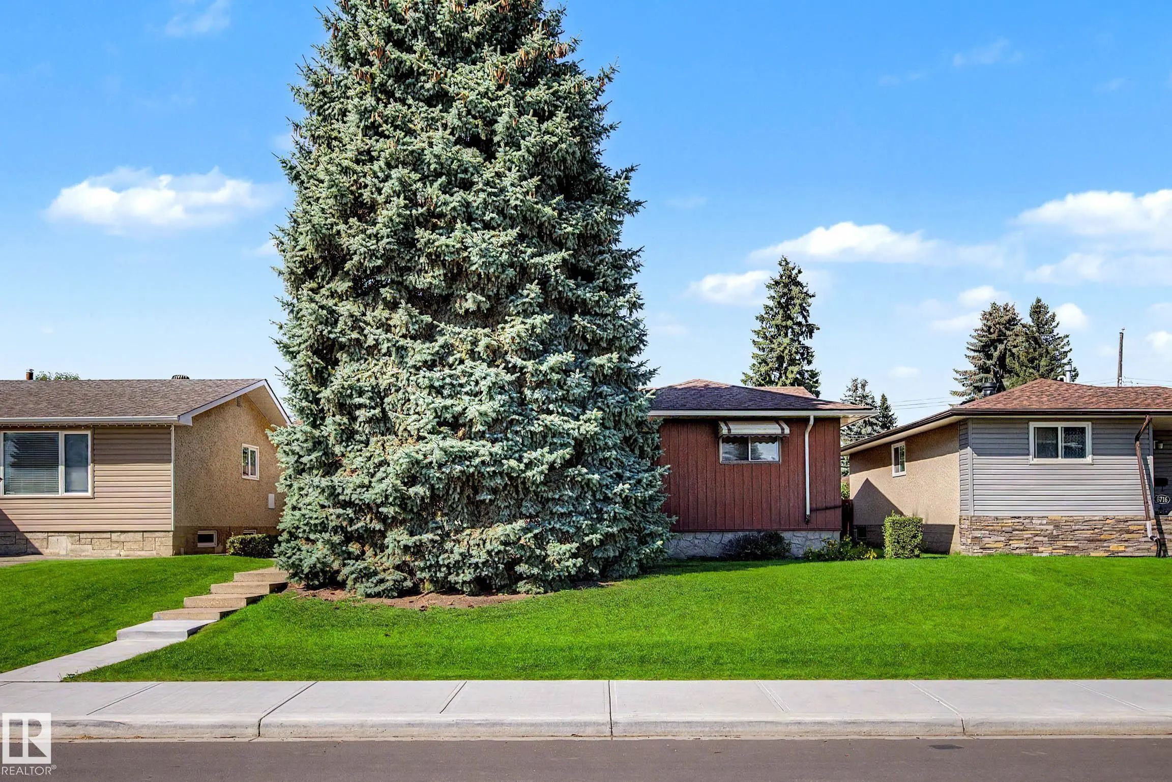 Photo for MLS®# E4506994 - home for sale at 6720 95 Avenue Northwest, Ottewell, Edmonton AB
