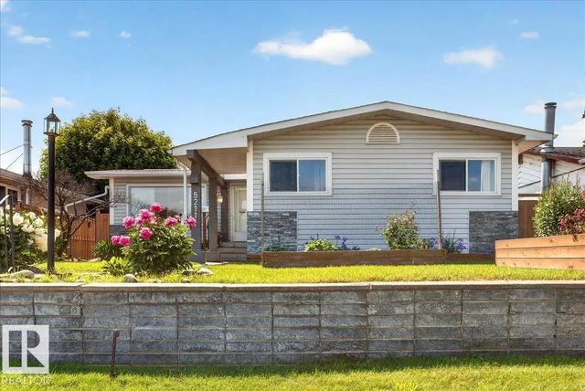 Single Family Property for Sale at 5211 94a Avenue Northwest, Edmonton: MLS®# E4507971