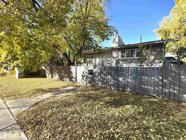 Single Family Home for Sale in Edmonton, AB