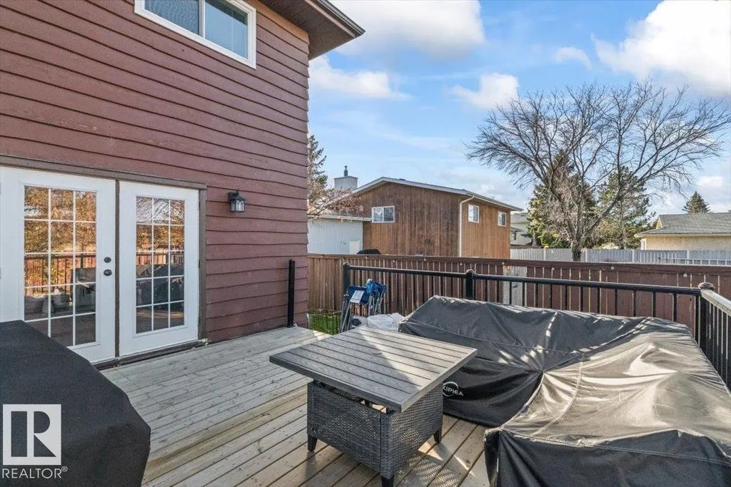 Split Family Sign $499000 | South Park Detached Single Family for Sale at 4310 39 Avenue ...