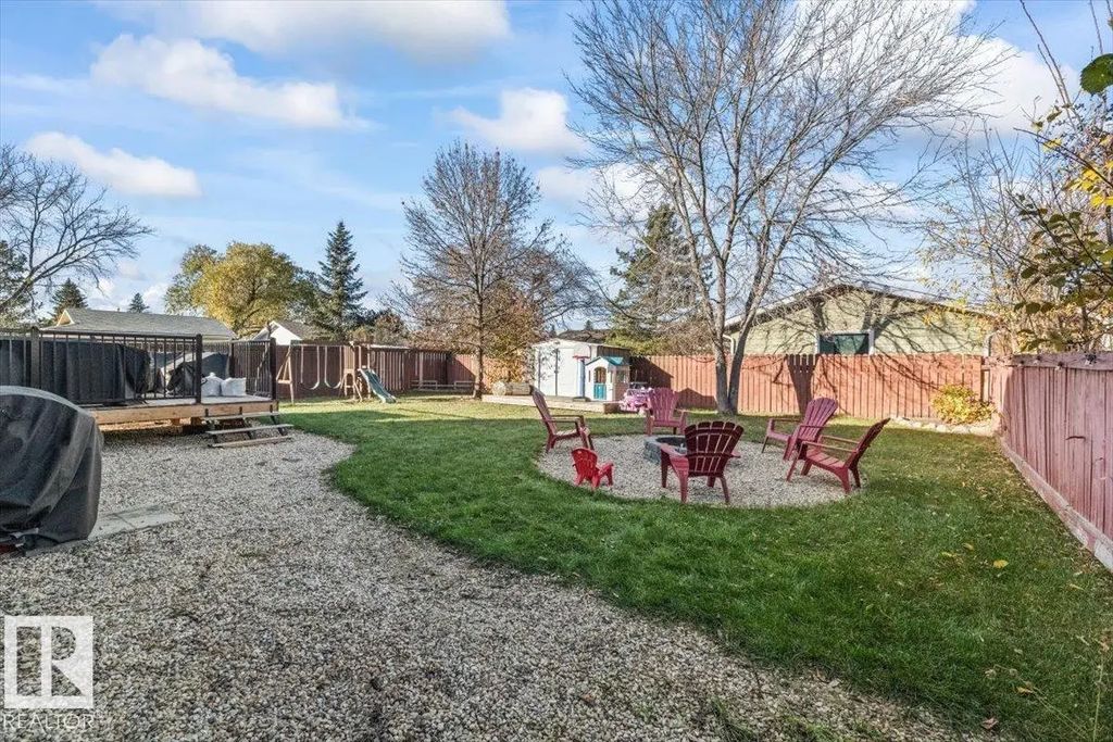 Split Family Sign $499000 | South Park Detached Single Family for Sale at 4310 39 Avenue ...
