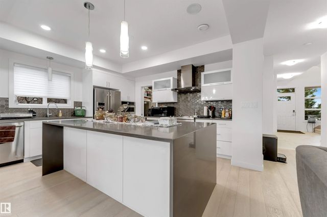 718 Charlesworth Way Sw, Edmonton