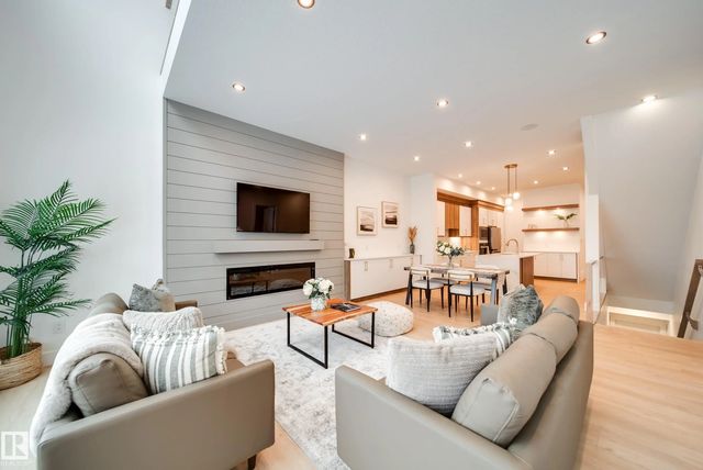 Home for Sale Located at 2 20425 93 Avenue Northwest, Edmonton, AB