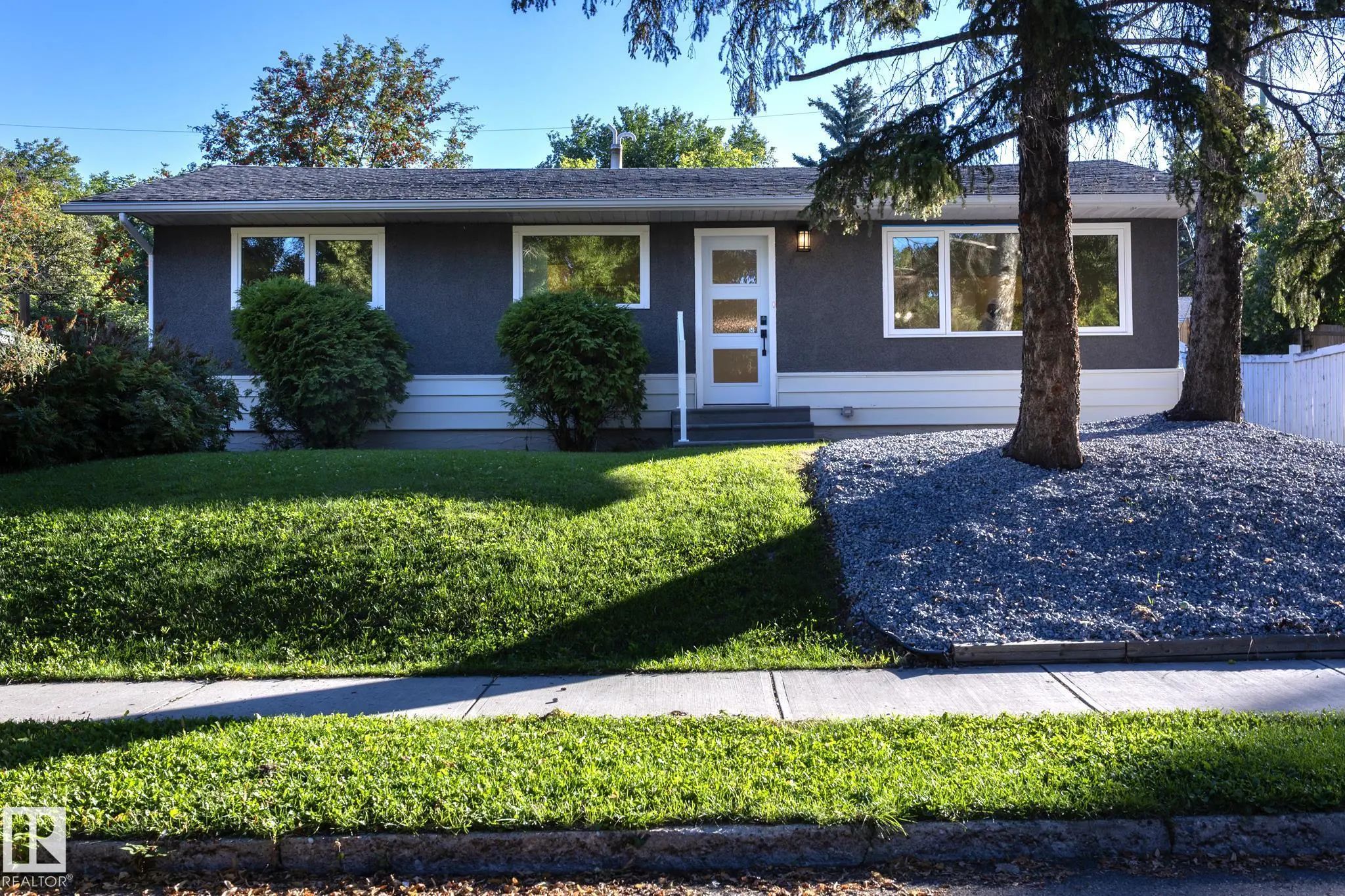 Home for Sale Located at 21 Sheridan Drive, St. Albert, AB