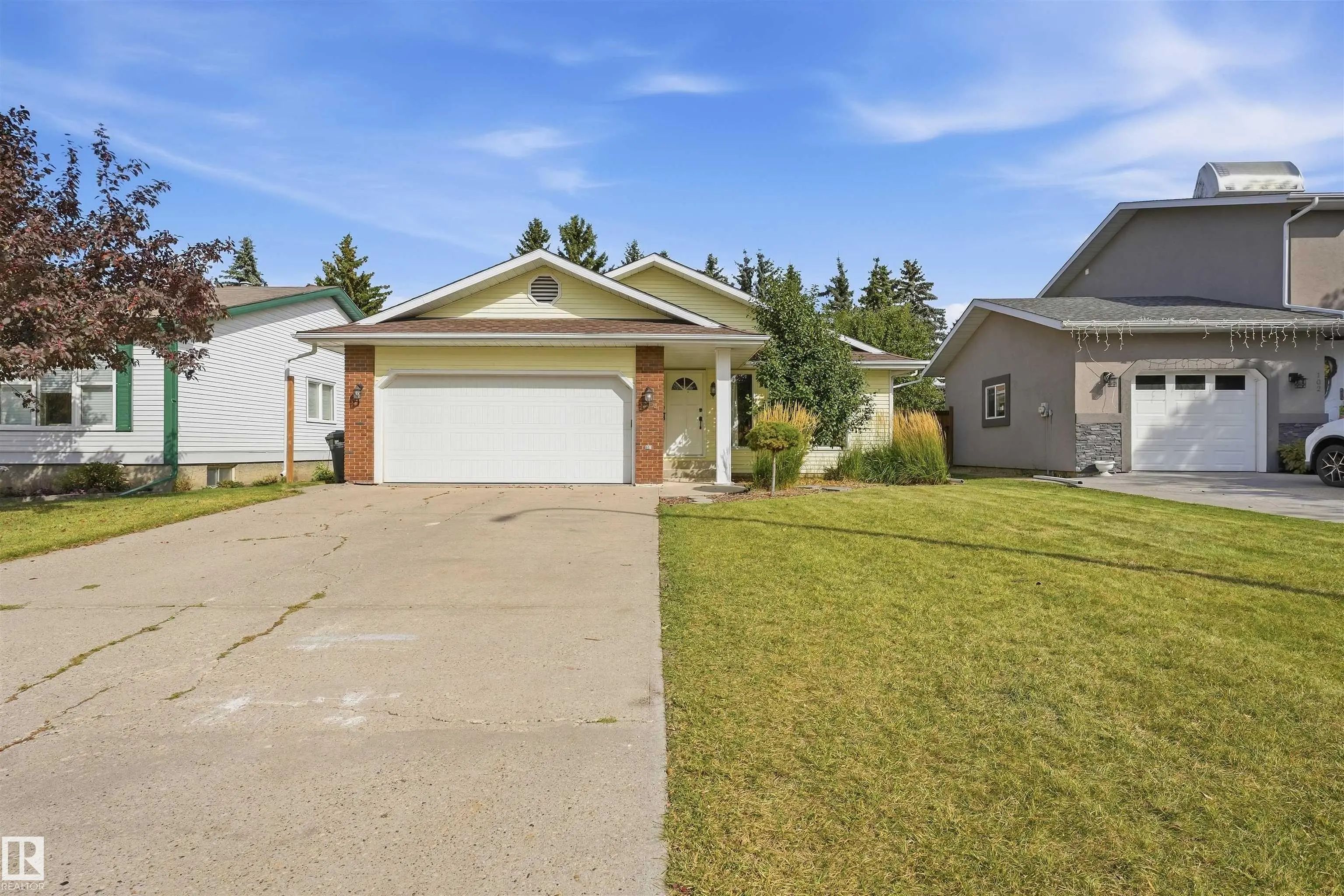 Sherwood Park Real Estate: Single Family Property for Sale in Village on the Lake